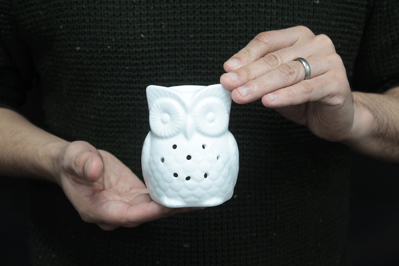 Klasyczny biały kominek ceramiczny – Sowa (duży)