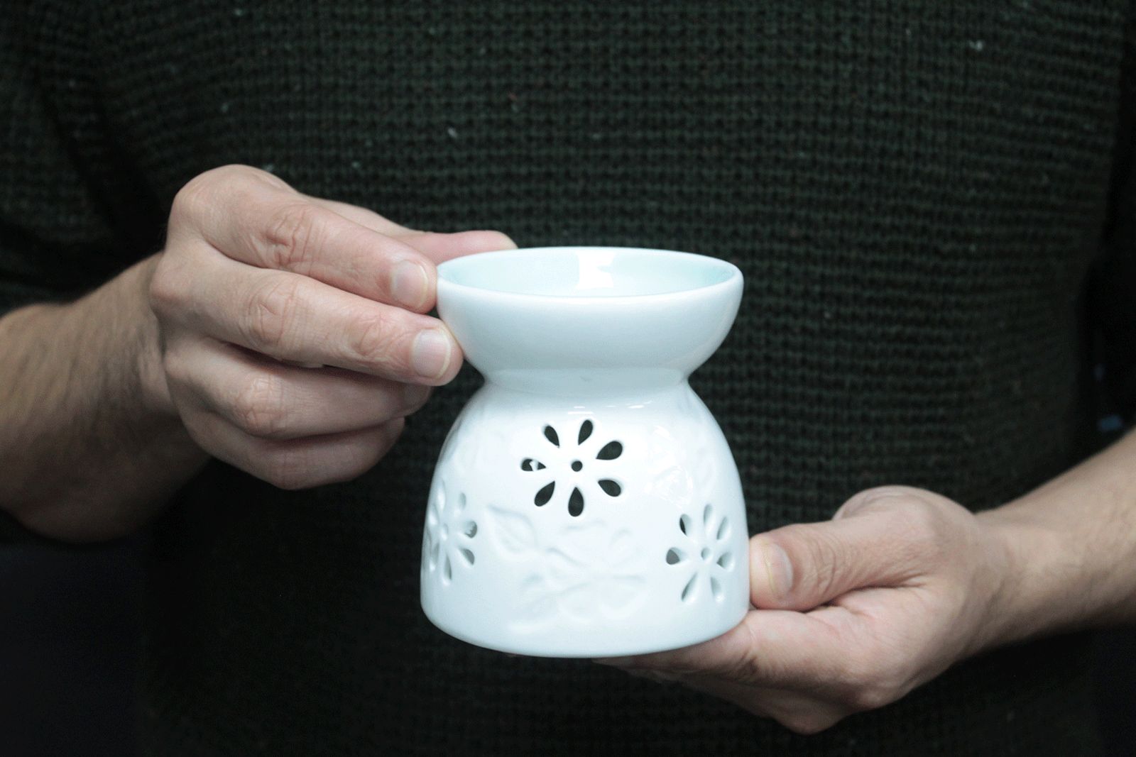 Klasyczny biały kominek ceramiczny – Kwiatowy wzór z turkusową miseczką