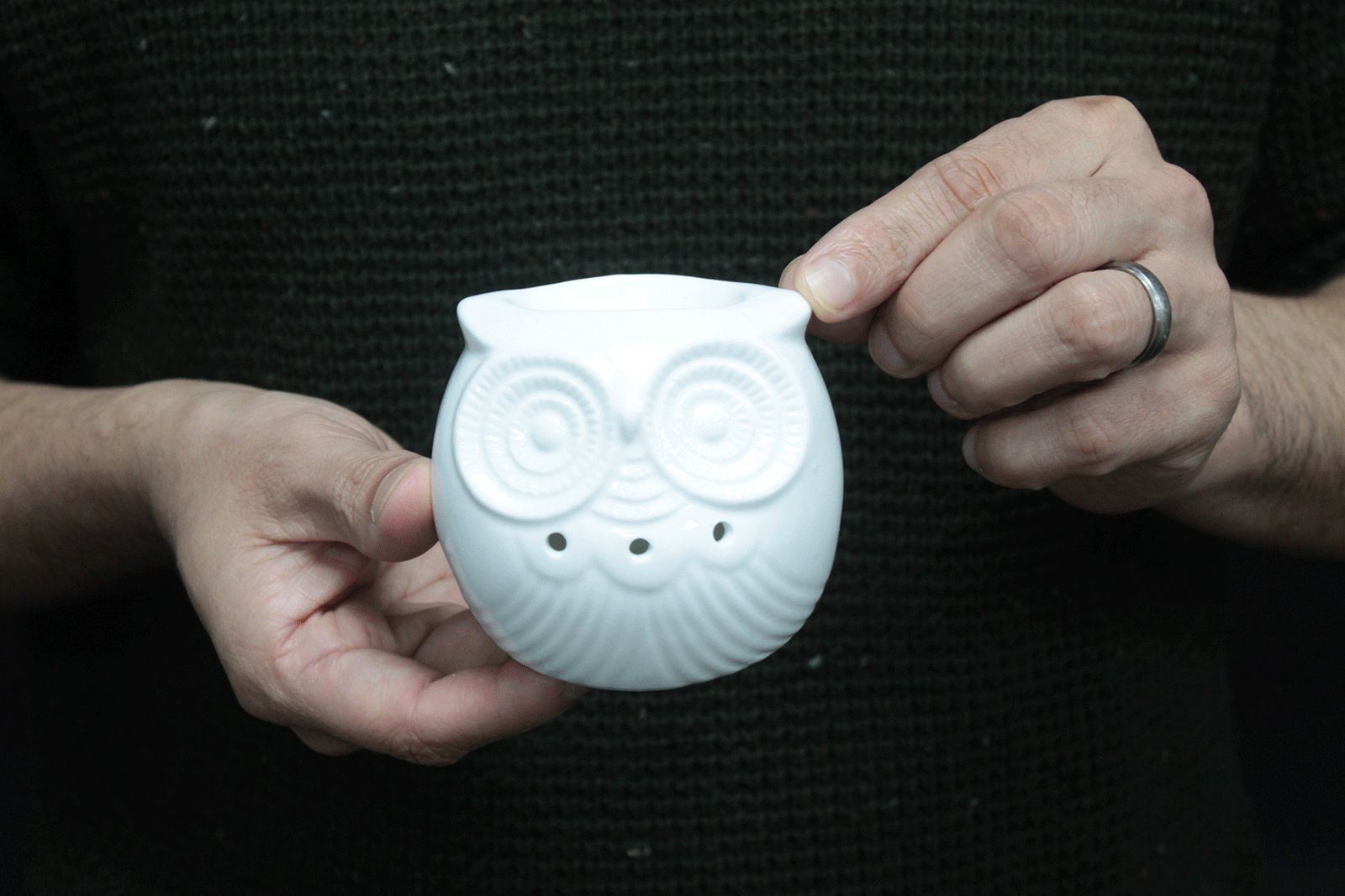 Klasyczny biały kominek ceramiczny – Sowa (mały)