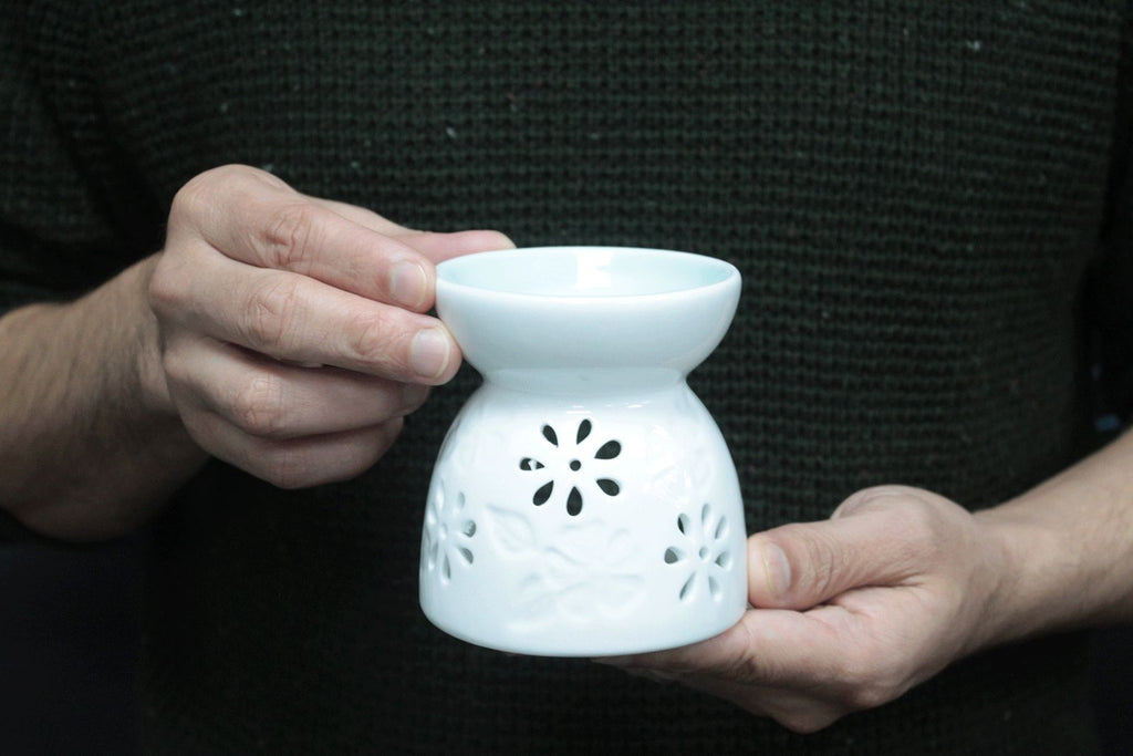 Klasyczny biały kominek ceramiczny – Kwiatowy wzór z turkusową miseczką